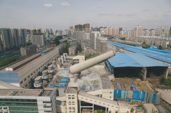 沈陽(yáng)最高最大熱水鍋爐煙囪昨日被拆